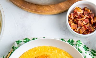 What are the ingredients in grits and how do they contribute to the flavor?